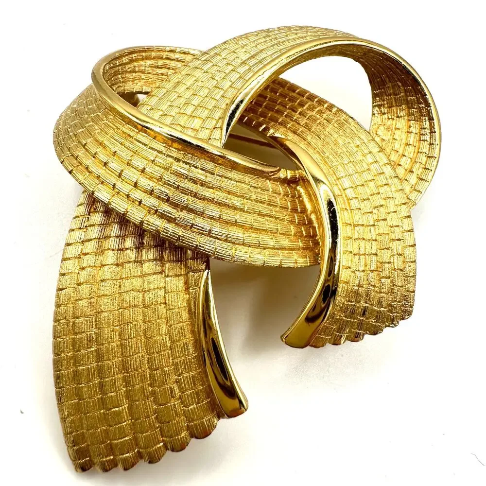 Monet signed vintage gold tone twisted rope ribbon textured 3D brooch